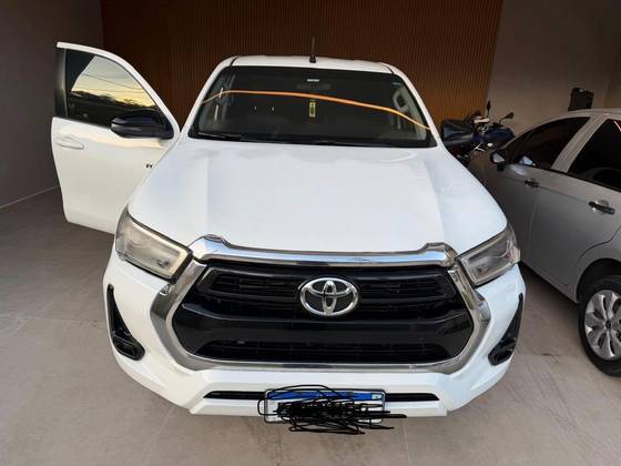 TOYOTA HILUX 2.8 SR 4X4 CD 16V DIESEL 4P AUTOMÁTICO TOYOTA HILUX 2.8 SR 4X4 CD 16V DIESEL 4P AUTOMÁTICO